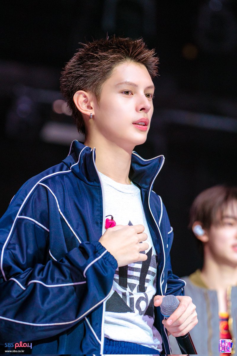 yufananaz's tweet photo. hes literally so magnificent https://t.co/Me17zTzUsy