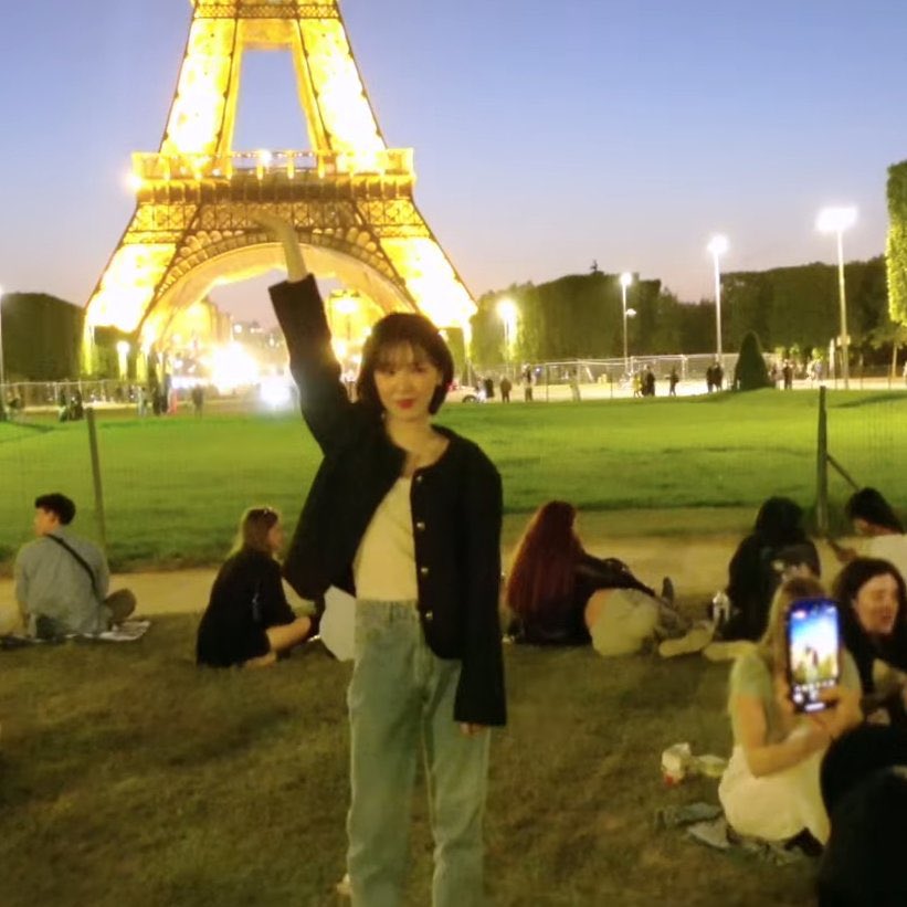 for_seungwan's tweet photo. she’s so tiny next to the eiffel tower 🤏🏻 https://t.co/1fnfafAROK