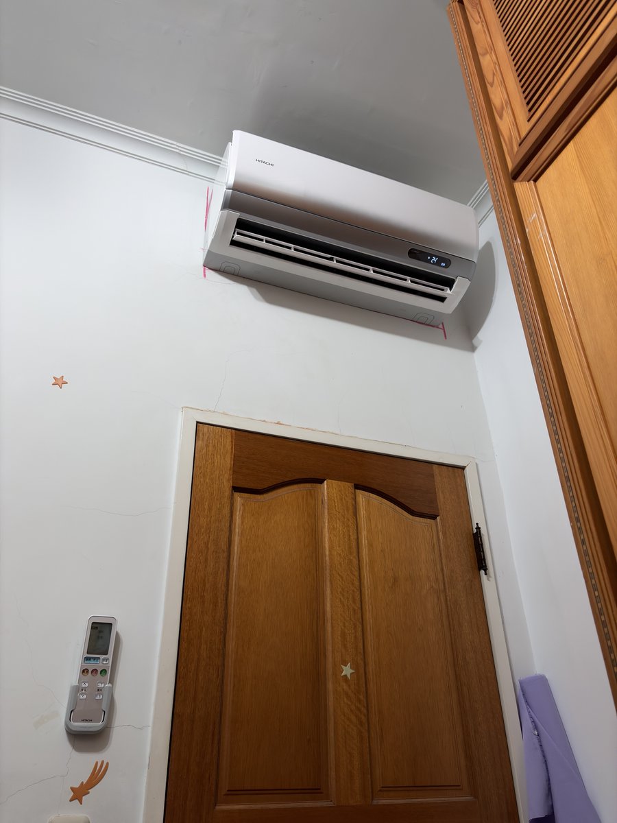 alan6716's tweet photo. 房子住了 25 年，總算有變頻式冷氣了，也終於有遙控器可以用。 https://t.co/YmJk6rIo07