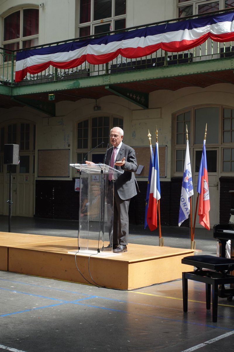 SF_Siege's tweet photo. Ce 11 mai 2026, le Souvenir Français a remis le drapeau de la section du 17ᵉ arrondissement de la Fédération nationale des déportés et internés résistants patriotes (FNDIRP)  à la cité scolaire Carnot dans le cadre de l'opération "La seconde vie des drapeaux" avec le FNDIRP. https://t.co/T2moHPM0rM