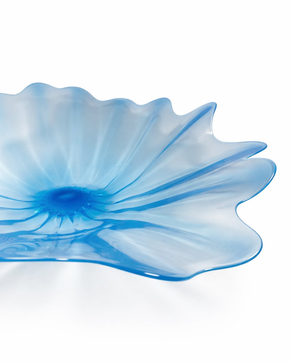 VetroGlass's tweet photo. This breathtaking 21-inch hand-blown aquamarine blue flared bowl resembling a delicate flower, brings instant elegance and artistry to any space. Handcrafted locally by talented glassblowing artists at Vetro Glassblowing Studio &amp; Gallery.
👉 https://t.co/3BlL3h1T5Z https://t.co/FH7PiSlo3M