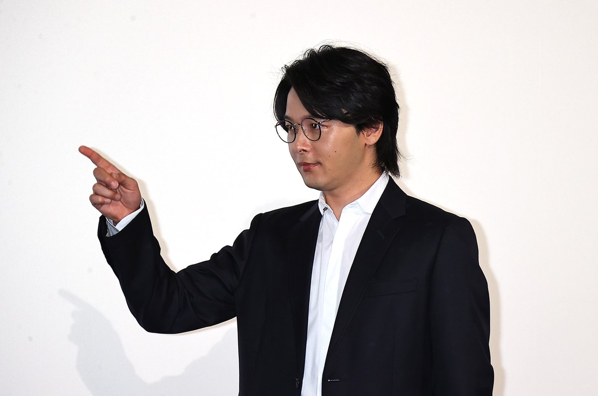 中村倫也 メガネ姿で登場で神木隆之介と指さし遊び！「結局俺たちが