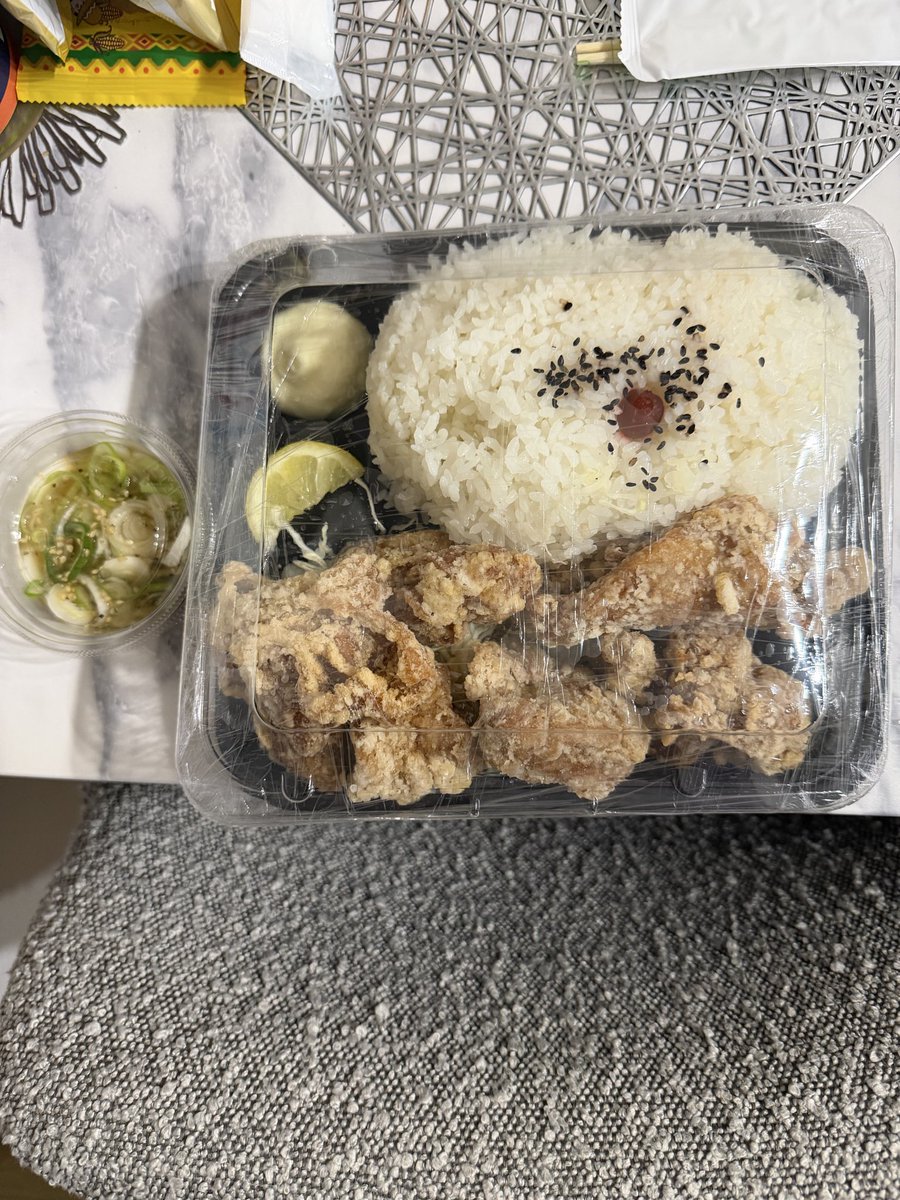 NOAHcom2's tweet photo. 1kg弁当🍙
めっちゃ美味しいけど、さすがに食べきれない😇 https://t.co/cp7HVoVe7E