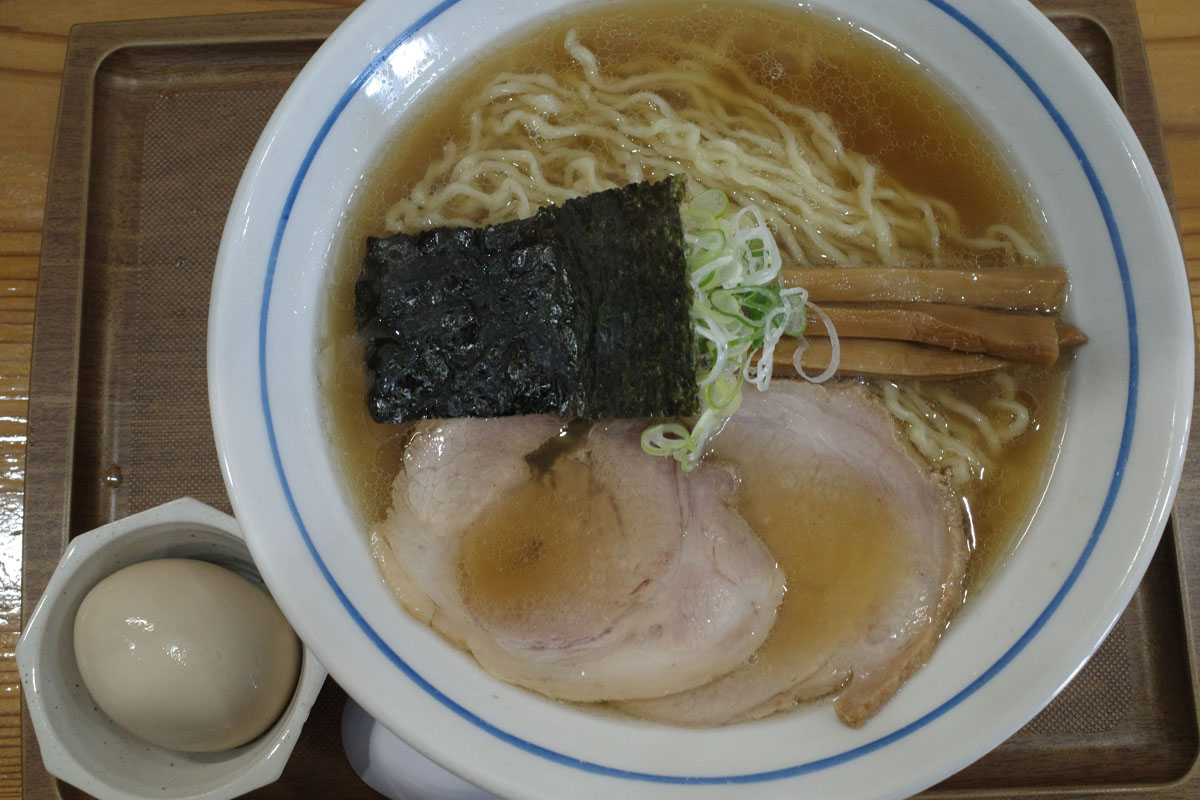 psyzans's tweet photo. 鶴岡の鶴つるさんに行ってきた。最近懇意にしてもらってる店主さんオススメのお店ということで、これは行かねばとおもった。 初めてなので鶴つる中華細麺+味玉。屋号同様つるつる素直にすすれる好い一杯。限定やまぜそばも旨いというので、これも食べてみよう。 https://t.co/Vg1pCIRVet