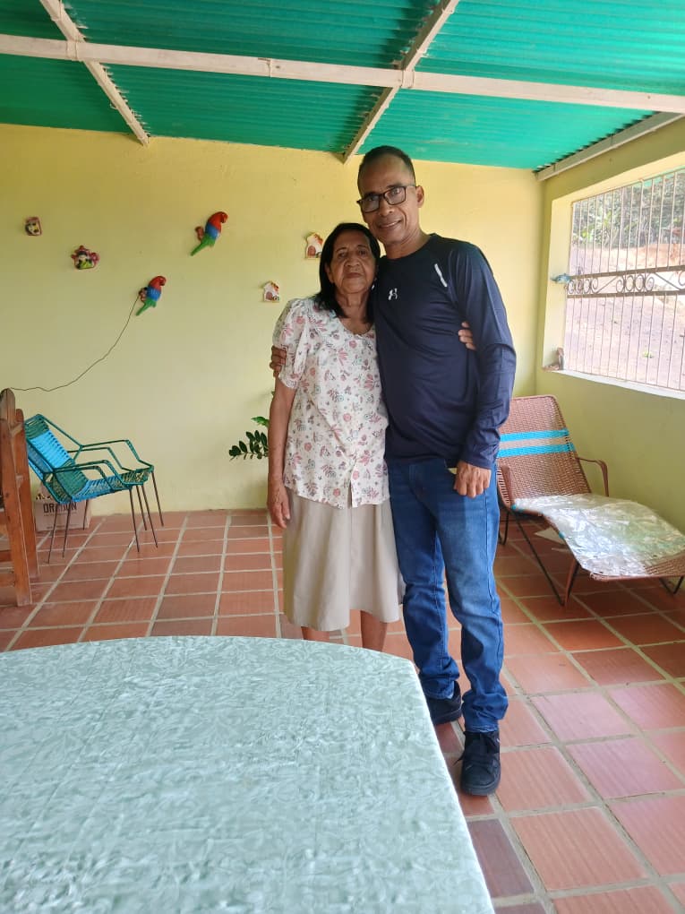 VelizHenry8's tweet photo. Con mi Madre en su día. En mi casa de la sierra https://t.co/6sW06yo7XJ