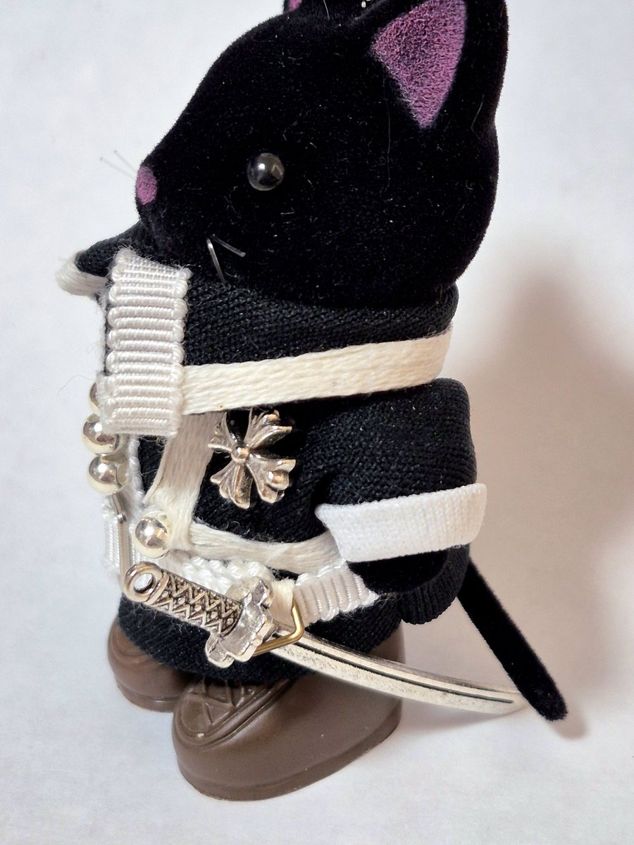 kKw3Nyh36SyitTJ's tweet photo. こだわりポイント
🪷ちゃんと六幻を帯刀。
🐰推しのしっぽ。
👑傷跡は立体感を出したかったので、糸を貼ってます。単純に人形に書き込むのか嫌だったのもあり。 https://t.co/8tSs4Z3I0h