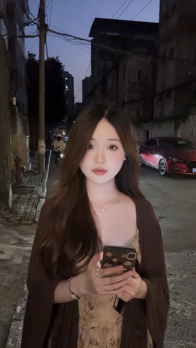 markeray's tweet photo. 广西南宁，广西的妹子好像也不错，打扮成熟长相还挺清纯的，形成了一个反差，这边的东西物价性价比也高。#站街 #扫街 https://t.co/8XWzSD17Pw