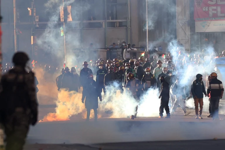 teleSURtv's tweet photo. 🚨 Mineros en Bolivia exigen renuncia de Rodrigo Paz y mejoras sociales

🔴 Violentos enfrentamientos entre mineros artesanales y fuerzas de seguridad sacudieron el centro de La Paz el pasado jueves 14 de mayo, durante una jornada de protestas que derivó en disturbios en las inmediaciones de la sede de gobierno del presidente Rodrigo Paz. 

https://t.co/jABJr7guLD