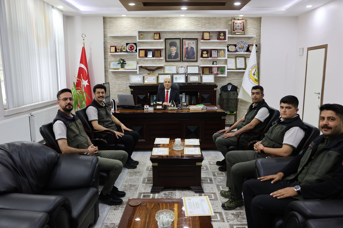 elazig_obm's tweet photo. 🌿 Bölge Müdürümüz Mustafa Arpacı'dan Başarılı Personele Teşekkür Belgesi 

Bölge Müdürümüz Mustafa Arpacı, Bölge Müdürlüğümüzün üretim ve gelir hedeflerine ulaşmasına sağladıkları katkılardan dolayı İşletme Şeflerimize teşekkür belgesi takdim etti. https://t.co/xjRYGaTSyc