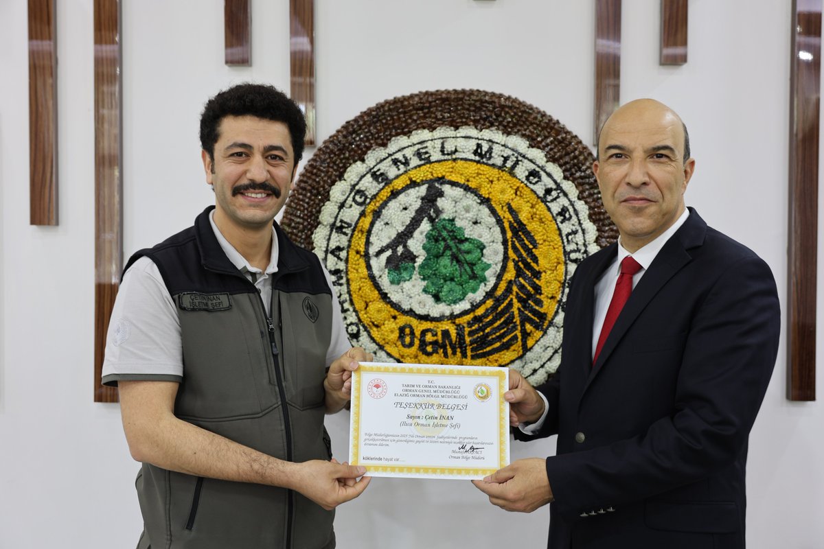 elazig_obm's tweet photo. 🌿 Bölge Müdürümüz Mustafa Arpacı'dan Başarılı Personele Teşekkür Belgesi 

Bölge Müdürümüz Mustafa Arpacı, Bölge Müdürlüğümüzün üretim ve gelir hedeflerine ulaşmasına sağladıkları katkılardan dolayı İşletme Şeflerimize teşekkür belgesi takdim etti. https://t.co/xjRYGaTSyc