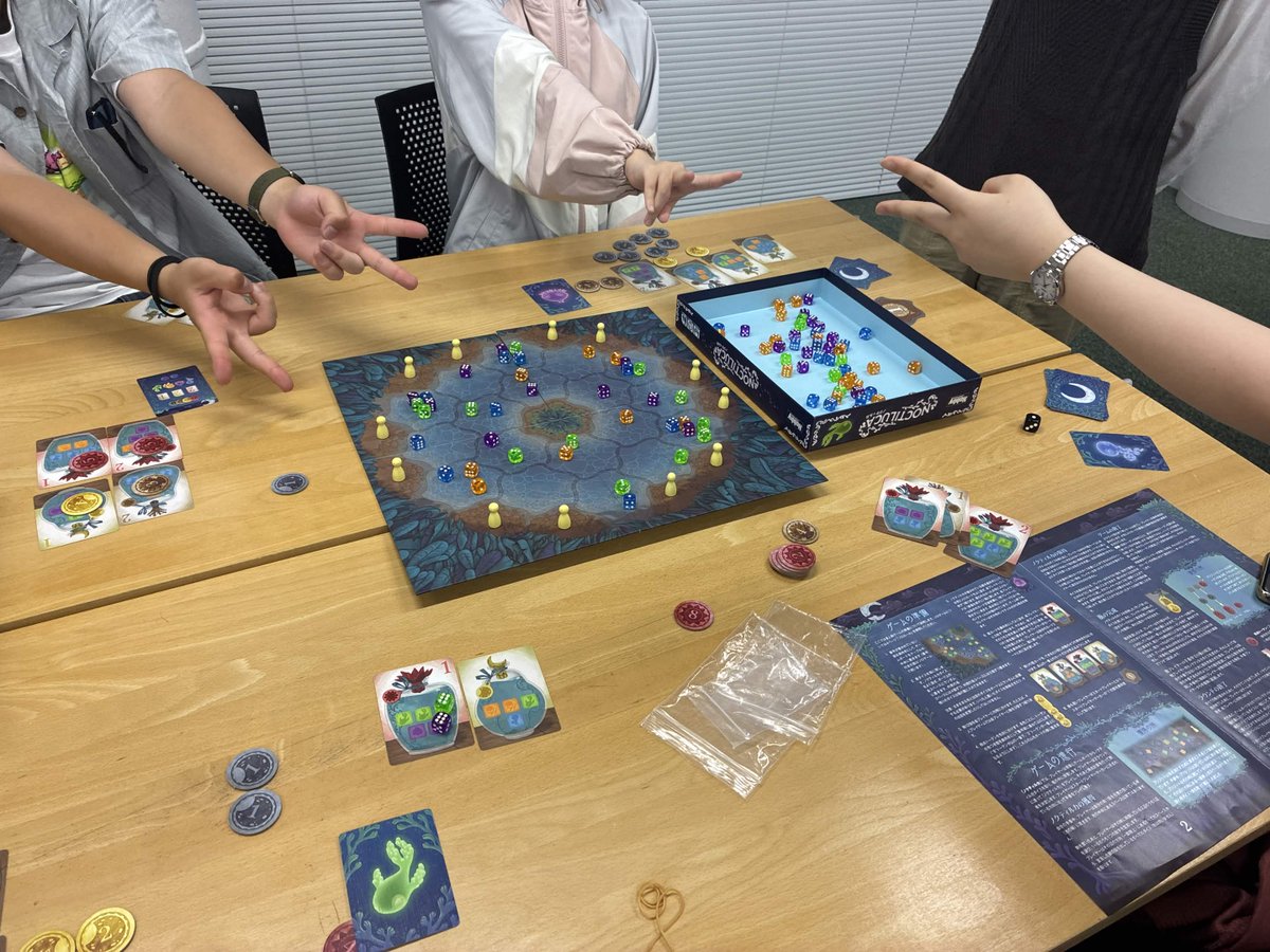 gamecircle_NEON's tweet photo. お疲れ様です！
5月も半ばに入り一年生の方々も活動に慣れてくれたのか、徐々に他学年との交流が増えている気がします！嬉しい限りですね

皆が平等で、そこにあるのは気の合う仲間達と好きなゲーム
互いの学年や年齢も、本名すらも知らなくたって良いんです
それで良いのが、NEONの魅力です https://t.co/IIb63AP8OD