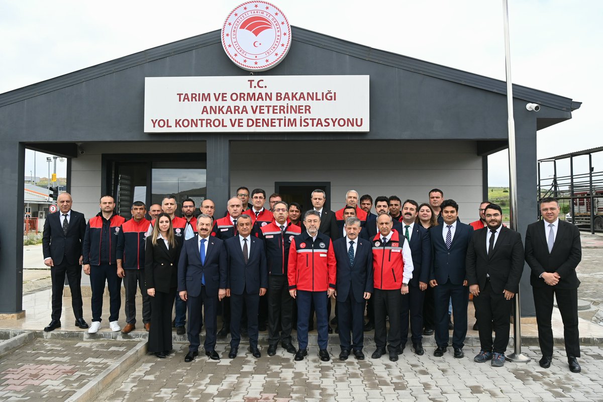 ibrahimyumakli's tweet photo. 🐄 Hayvancılık Yol Haritamız doğrultusunda; hayvan hareketlerini kontrol altında tutmak ve halk sağlığını korumak adına 7/24 esasıyla denetim yapıyoruz.

🚛 Yaklaşan Kurban Bayramı öncesinde Türkiye’nin dört bir yanından başlayan kurbanlık sevkleri, bakanlığımızın kontrol istasyonlarında sıkı denetimlerden geçerek varış noktalarına ulaşıyor. 

🛡️ Üreticimizi korumak, kaçak nakilleri engellemek ve salgın hastalıkların yayılmasını önlemek adına bu istasyonlar bizim kırmızı çizgimizdir. 

🤝 Tüketicimizin güvenilir gıdaya ulaşması ve hayvansal üretimimizin sürdürülebilirliği için gece gündüz demeden çalışmalarımıza devam edeceğiz.

📍 Ankara | Elmadağ Veteriner Yol Kontrol ve Denetim İstasyonu