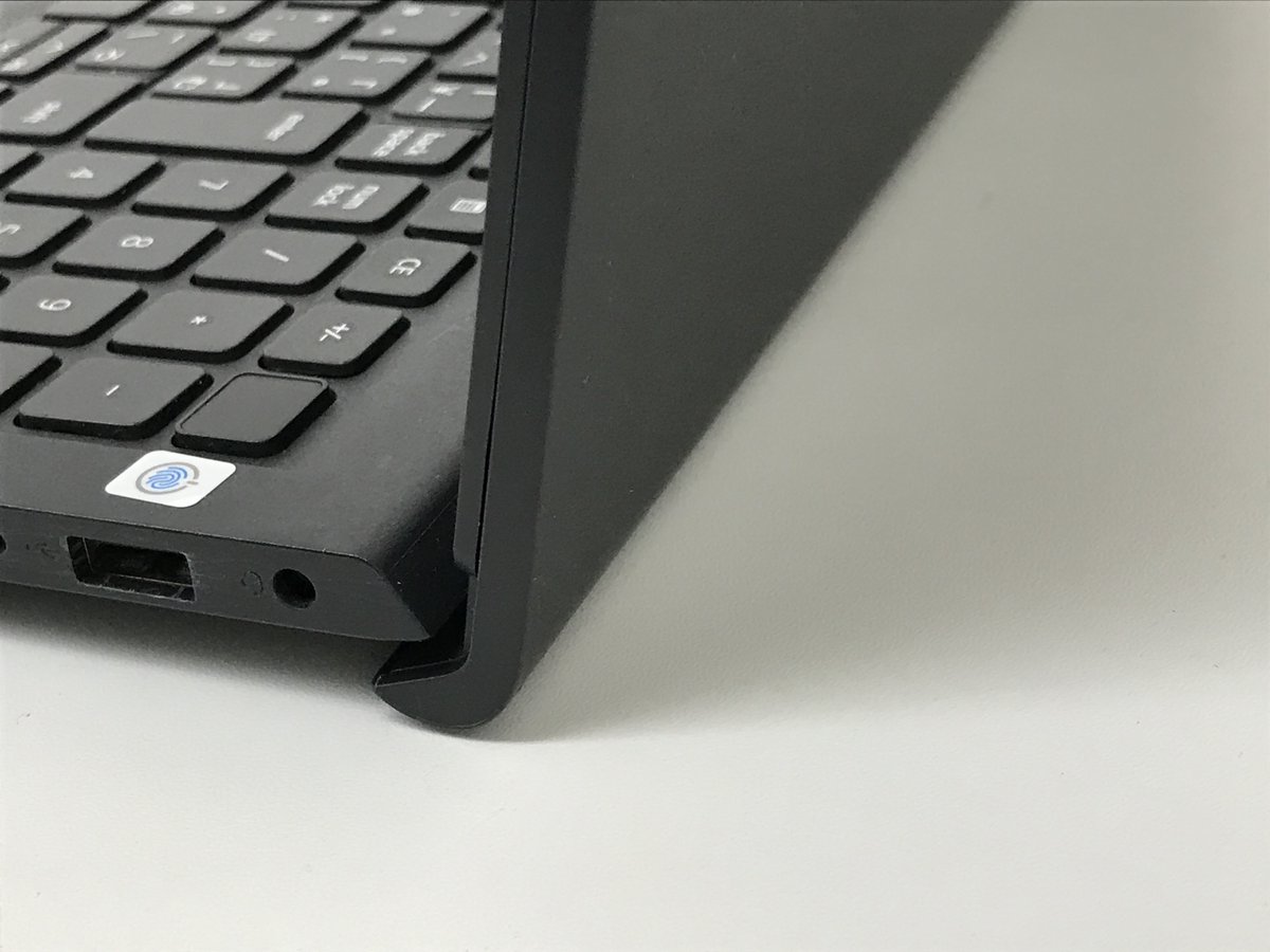 YourPCSupport's tweet photo. #ノートパソコンヒンジ の破損修理���しました。この状態を見た時は、破損状態が酷く直せても元の状態に戻せないかもとお客様に伝えていましたが、内部の損傷はそれ程、ひどくなく、どうにか元の状態に近い形で修理完了。修理代金：3万円4千円　修理日数：3日
修理代金が安く納期も短く喜ばれました。 https://t.co/wEr7hjS6Ar