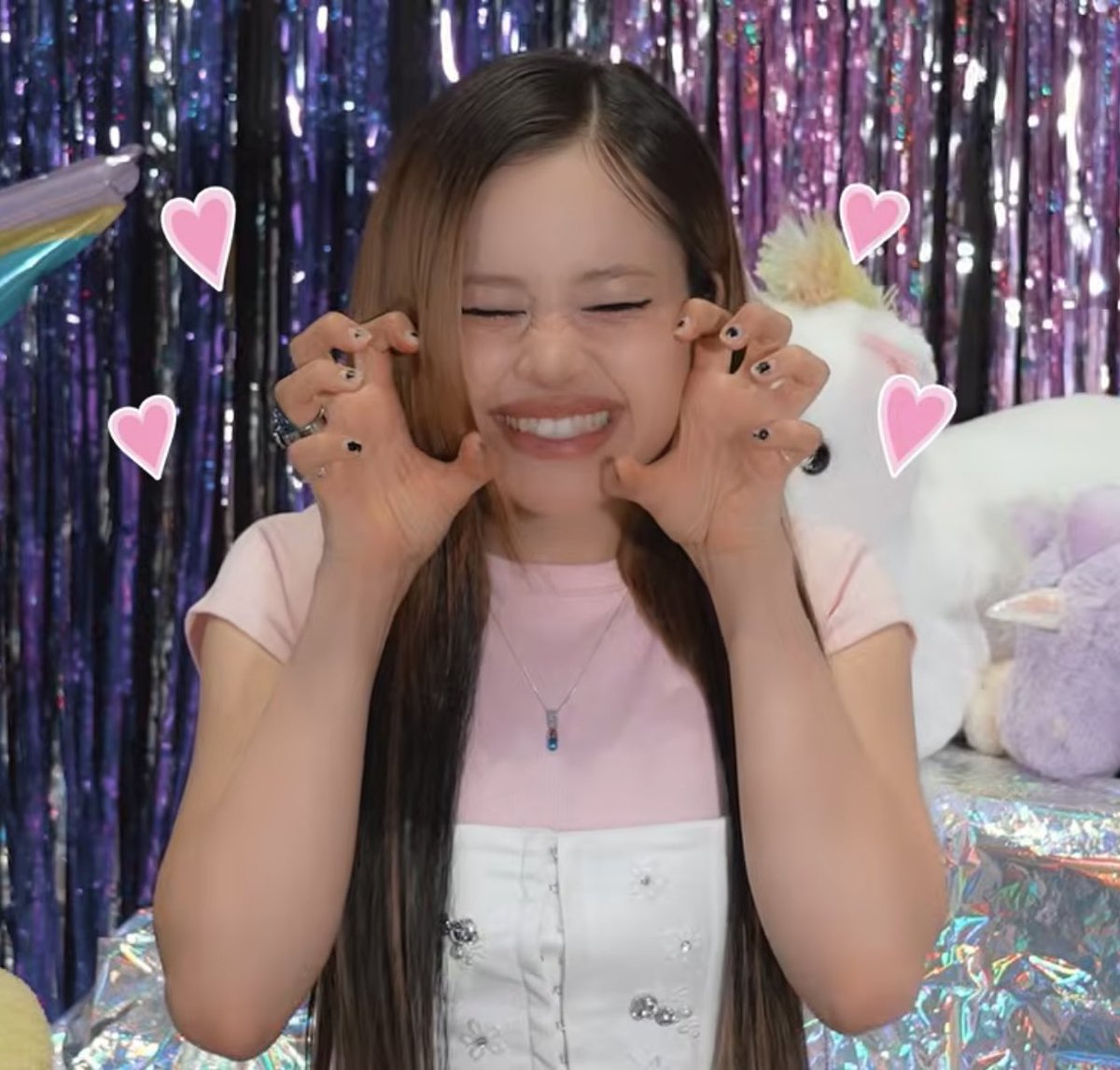 leap_72's tweet photo. Im losing it she is too cute🥹💜🤏 https://t.co/X8PHKc0ZTg
