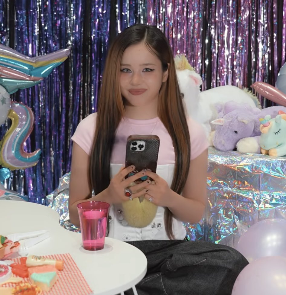 leap_72's tweet photo. Im losing it she is too cute🥹💜🤏 https://t.co/X8PHKc0ZTg