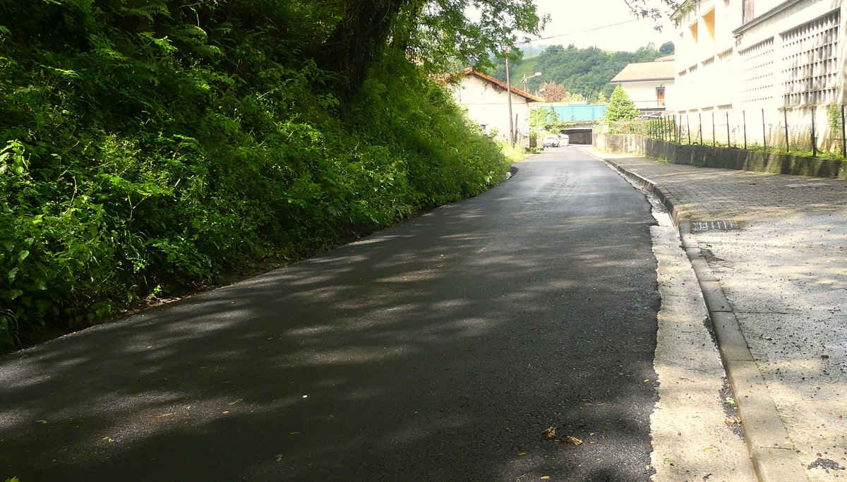 VillabonaUdala's tweet photo. Otsabi auzoko errepidea asfaltatu du Udalak
https://t.co/Igtjhgxzrs
Udalak, Aldundia ondoko bidegurutzean egiten ari den obra aprobetxatu du modu koordinatuan errepide hau ere asfaltatzeko. Udalak 37.987 euroko inbertsioa egin du.
#Hirigintza #Inbertsioa #Otsabi #AmasaVillabona https://t.co/dzdWoCrRbx