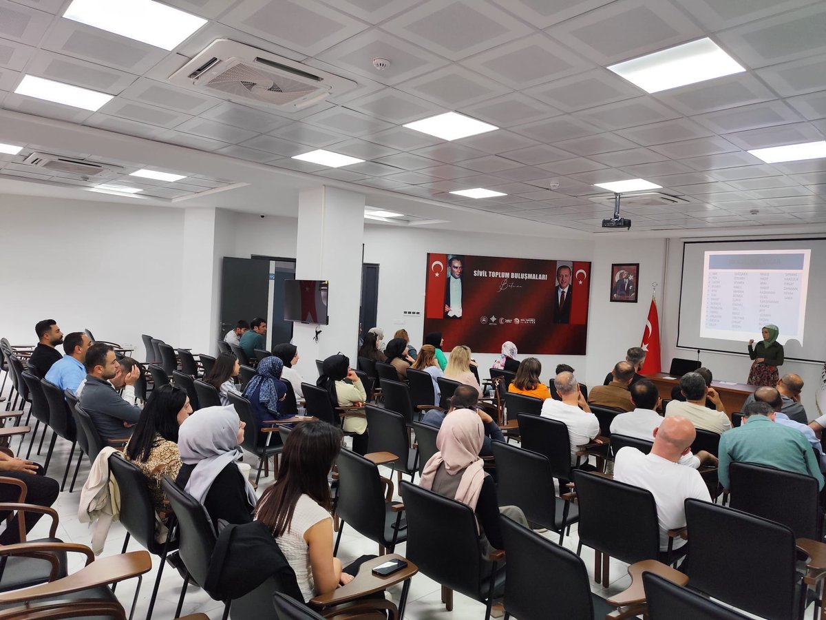 batmanstim's tweet photo. Batman Sivil Toplum Merkezi’nde kamu personeline yönelik açılan Temel İşaret Dili Eğitimi tüm hızıyla devam ediyor. 120 saatlik eğitimle erişilebilir kamu hizmetlerinin güçlendirilmesi ve işitme engelli bireylerle iletişimin artırılması hedefleniyor. https://t.co/5X27Lu6m8d