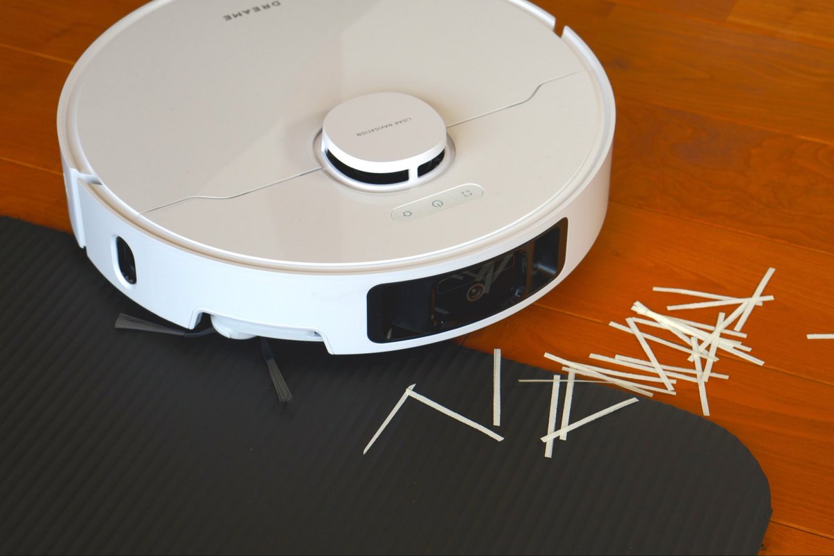 yuLog_jp's tweet photo. Dreameの最新ロボット掃除機 L10s Ultra Gen3

* 業界トップクラスの25,000Pa「Vormax吸引」 
* 壁際や隅の”取りこぼし”までしてくれる
*フルオートの「PowerDock」で日々のメンテナンスをほぼ自動化

ロボット掃除機の進化が「ここまで来たのか⋯」と実感させてくれる一台

https://t.co/01VuckO81W https://t.co/AEalUC54jH