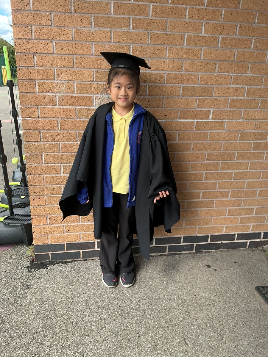 Year4CT's tweet photo. Graduate 👩‍🎓 This student has been recognised for their amazing persuasive posters encouraging others to visit the Science and Industry museum. They are also a great role model with their superb behaviour day in, day out at @HollinPrimary well done 👏 https://t.co/qhO9BuukIb