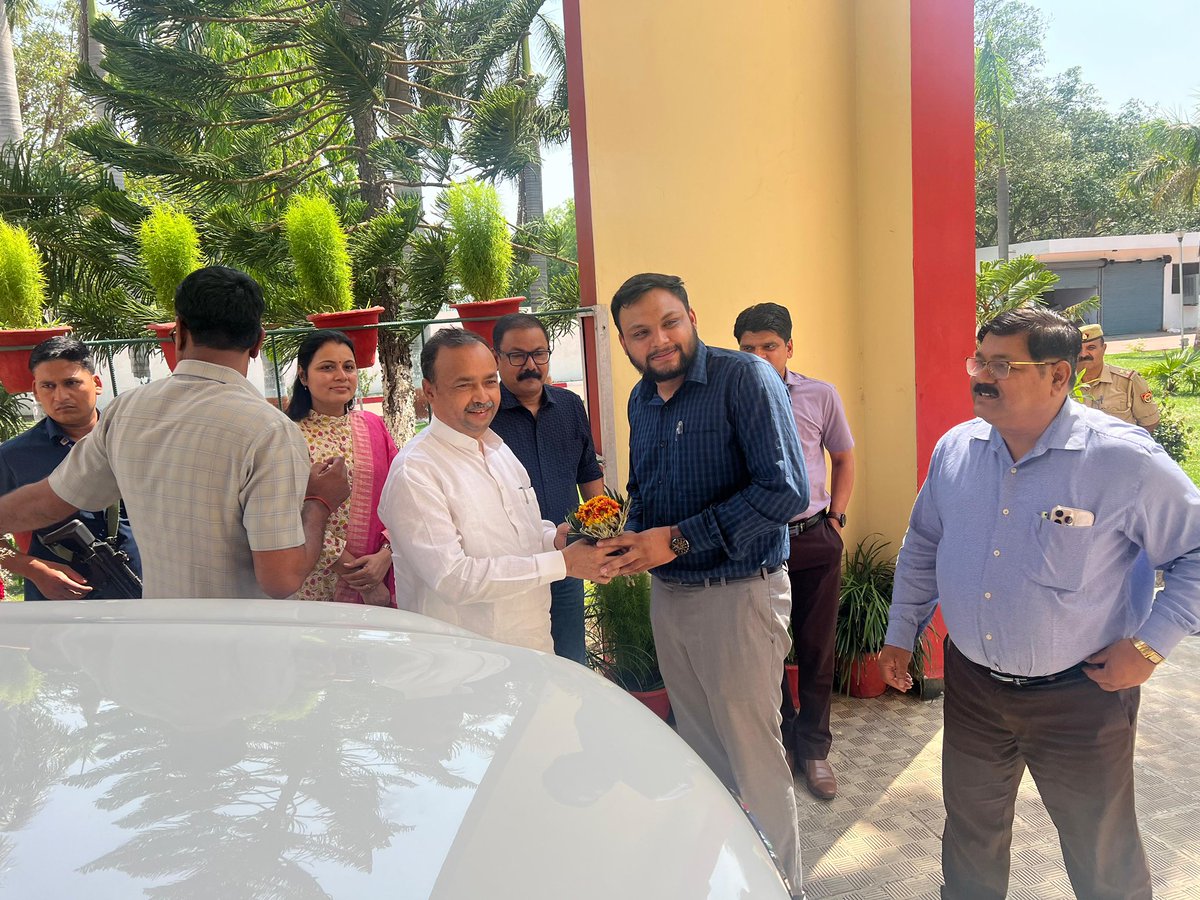 IFFCO_UP's tweet photo. आज इफको आंवला गेस्ट हाउस में माननीय सहकारिता मंत्री श्री जे. पी. एस. राठौर जी से क्षेत्र अधिकारी,इफ़को बरेली द्वारा शिष्टाचार भेंट की गई तथा उर्वरक एवं नैनो उर्वरक के विषय में विस्तृत चर्चा की गई।
इस अवसर पर अविनाश सिंह( डीएम बरेली), विधुषी सिंह( एसडीएम आंवला), वीर विक्रम सिंह (संयुक्त आयुक्त एवं संयुक्त निबंधक सहकारिता बरेली) तथा बृजेश सिंह परिहार (सहायक आयुक्त एवं सहायक निबंधक सहकारिता बरेली) की उपस्थिति रही।@IFFCO_PR @Iffco_Yatendra @IFFCOCropSolns @iffcoyogendra @jdabureau