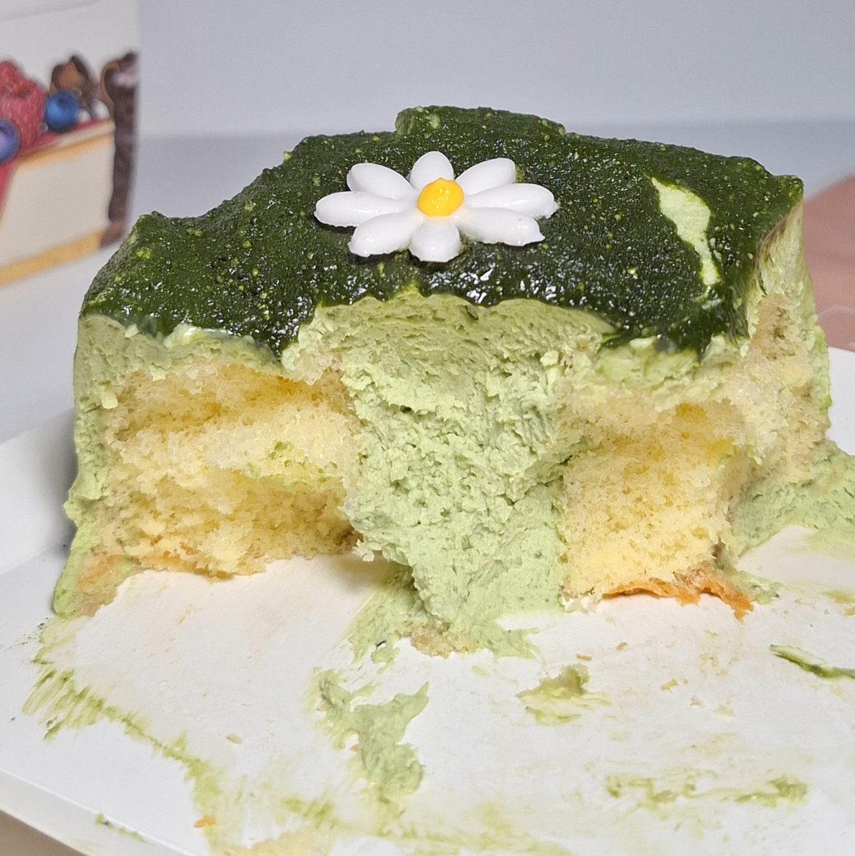 malaeveeci's tweet photo. dibeliin temen, finally cobain matcha cake THE HARVEST ENAKKK BANGET! https://t.co/l5Ee4ENwIM