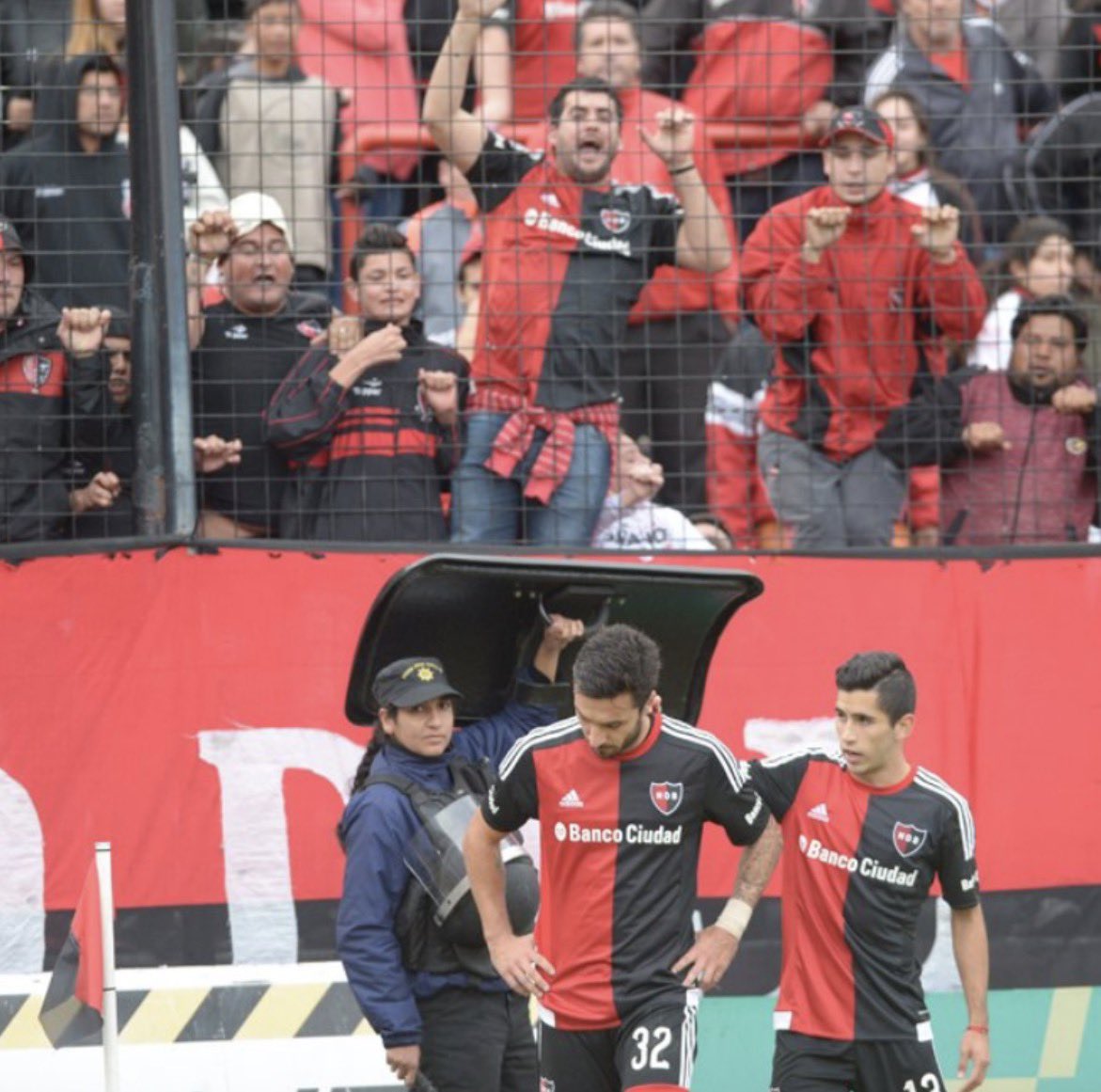 nacho20155's tweet photo. @_crisenberg_ En Rosario ni los de rojiynegro lo quieren . https://t.co/6WuNgDM6fj
