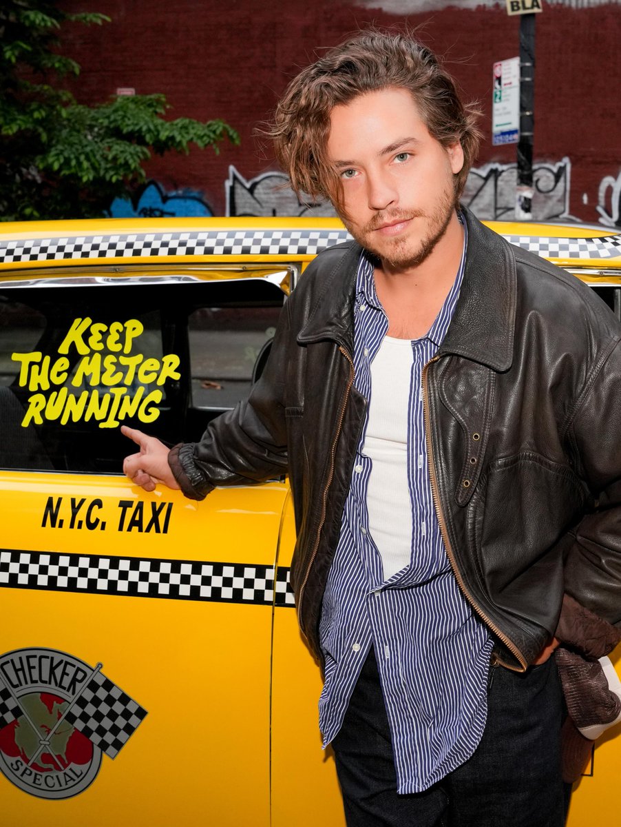 sprouseversion's tweet photo. Cole Sprouse presente na premiere de "Keep The Meter Running", em NYC! https://t.co/0hUp2Tdg8g
