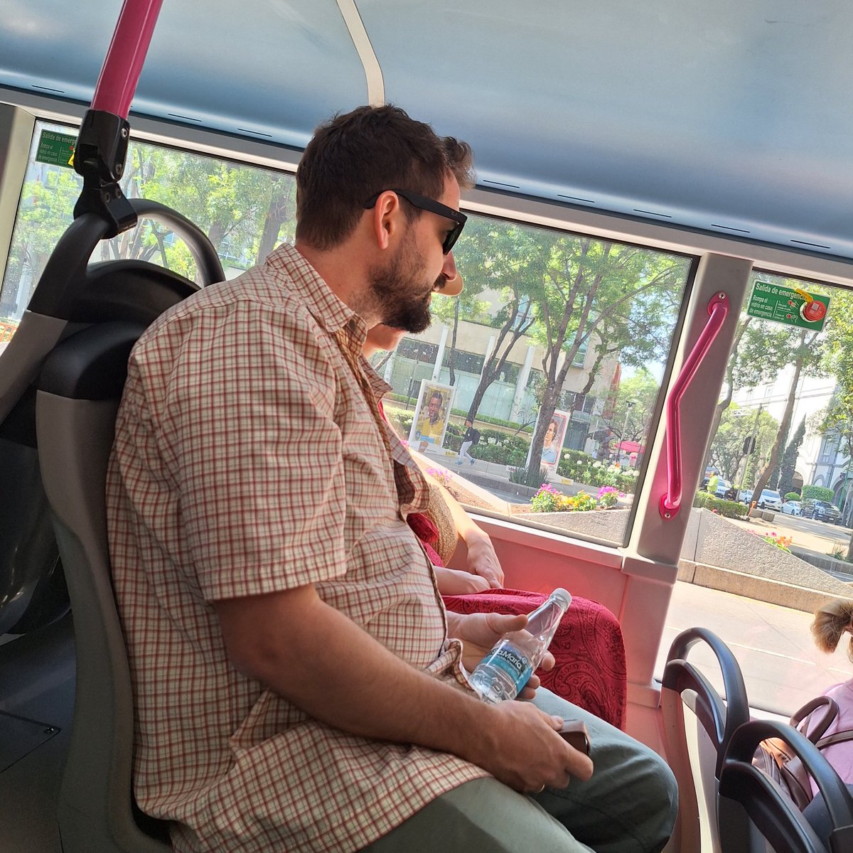 raya_sandra's tweet photo. A ver tío  @MetrobusCDMX  si los oficiales afuera de cada estación, estuvieran   al pendiente ,de verdad, no pasaría esto. #linea7 https://t.co/fAAmTGGgw6