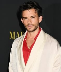 ✨ jonathan bailey lovebot ✨ tweet media