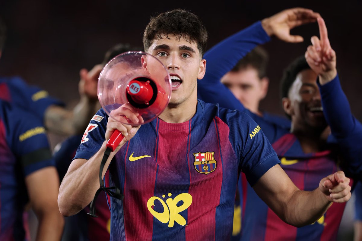forcabarca_ar's tweet photo. خوان خيمينيز (AS): كوبارسي، ركيزة فليك

باو كوبارسي أصبح أحد أعمدة هانسي فليك في برشلونة، بعدما أنهى الموسم باعتباره أكثر لاعب استخدامًا في الليغا بـ2705 دقائق

خاض 104 مباريات في آخر موسمين، وتحوّل إلى عنصر لا غنى عنه في الدفاع بعد رحيل إينيغو مارتينيز

يُنظر إليه كمزيج بين بيكيه وبويول، ويعمل على تطوير قوته في الكرات الهوائية

تحديه المقبل هو كأس العالم. وبرغم أنه يبلغ 19 عامًا فقط، فإن برشلونة ربطه بعقد حتى 2029