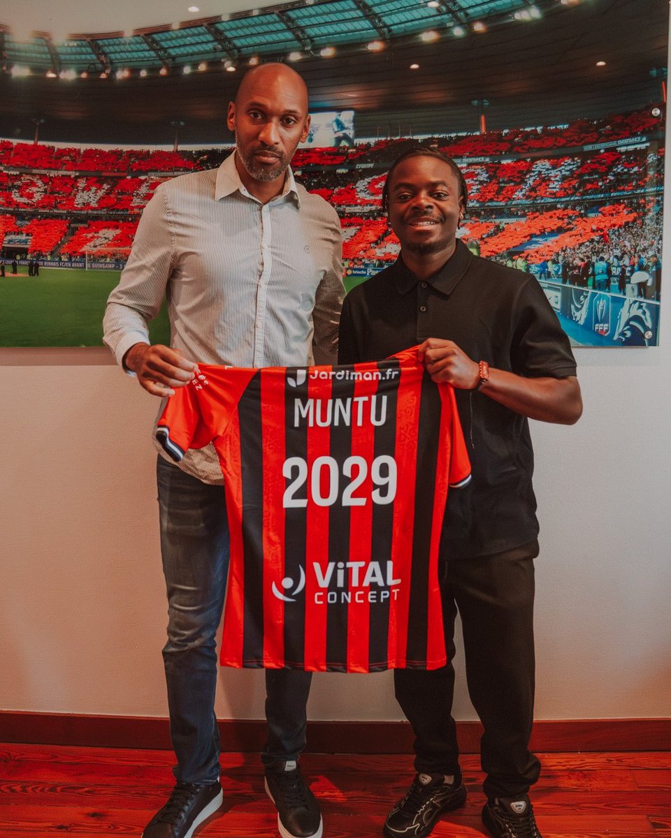 L2Actu_'s tweet photo. 🚨 𝗢𝗙𝗙𝗜𝗖𝗜𝗘𝗟 ! 𝗩𝗜𝗠𝗢𝗝 𝗠𝗨𝗡𝗧𝗨 𝗦𝗜𝗚𝗡𝗘 𝗦𝗢𝗡 𝗣𝗥𝗘𝗠𝗜𝗘𝗥 𝗖𝗢𝗡𝗧𝗥𝗔𝗧 𝗣𝗥𝗢 𝗔𝗩𝗘𝗖 𝗚𝗨𝗜𝗡𝗚𝗔𝗠𝗣 ! ❤️🖤

Le latéral gauche de 21 ans est FORMÉ au PSG et évoluait avec la réserve de l'EAG cette saison. 👀

📸 @EAGuingamp https://t.co/9IH7JL9WVA