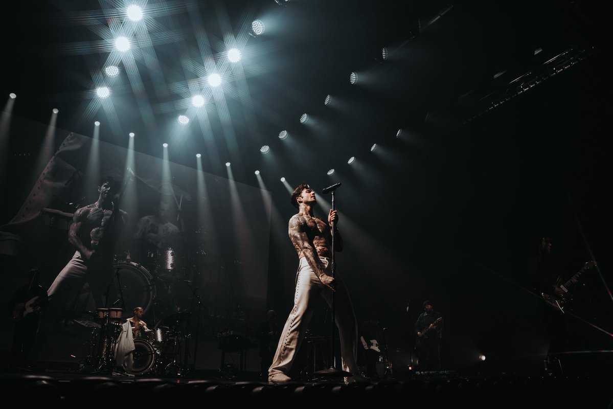 The Neighbourhood tweet media