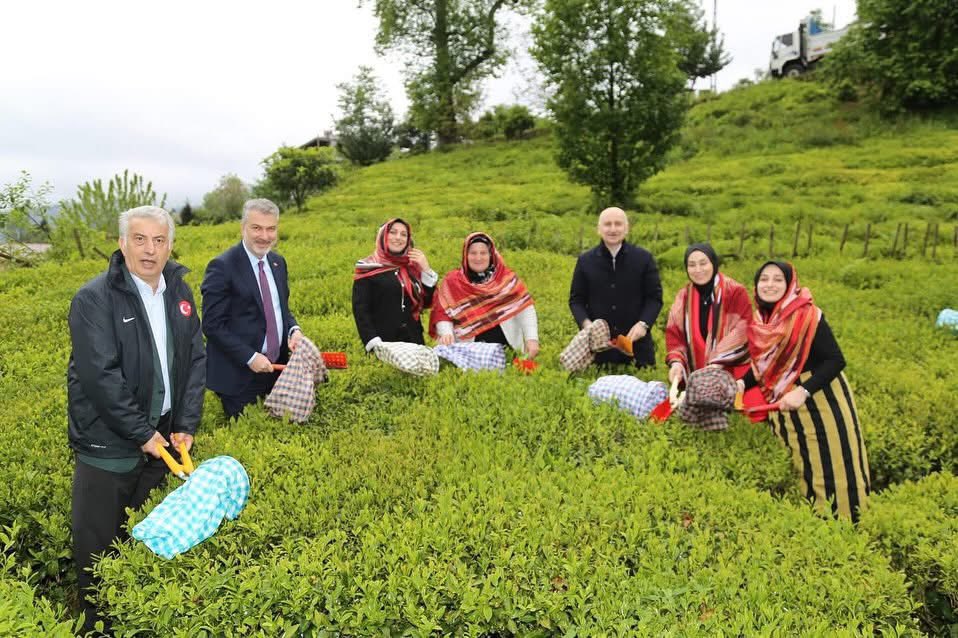 ayfercihan's tweet photo. 🍃 ÇAYKUR Of Fabrikamızda 2026 yaş çay sezonunun açılışını üreticilerimizle birlikte dualar eşliğinde gerçekleştirdik.

Karadeniz kadınının emeği, alın teri ve fedakârlığıyla yeşeren çayımız; sofralara bereket, ülkemize değer olmaya devam ediyor. Sabahın ilk ışığında tarlaya çıkan, emeğini toprağa işleyen tüm kadınlarımızın gayreti her türlü takdirin üzerindedir. 🌿

Yeni sezonun tüm üreticilerimize hayırlı, bereketli ve bol kazançlı geçmesini diliyor; kazasız belasız bir hasat dönemi temenni ediyorum.
Rabbim ürünümüzü bereketli, yolumuzu açık eylesin. 🍀