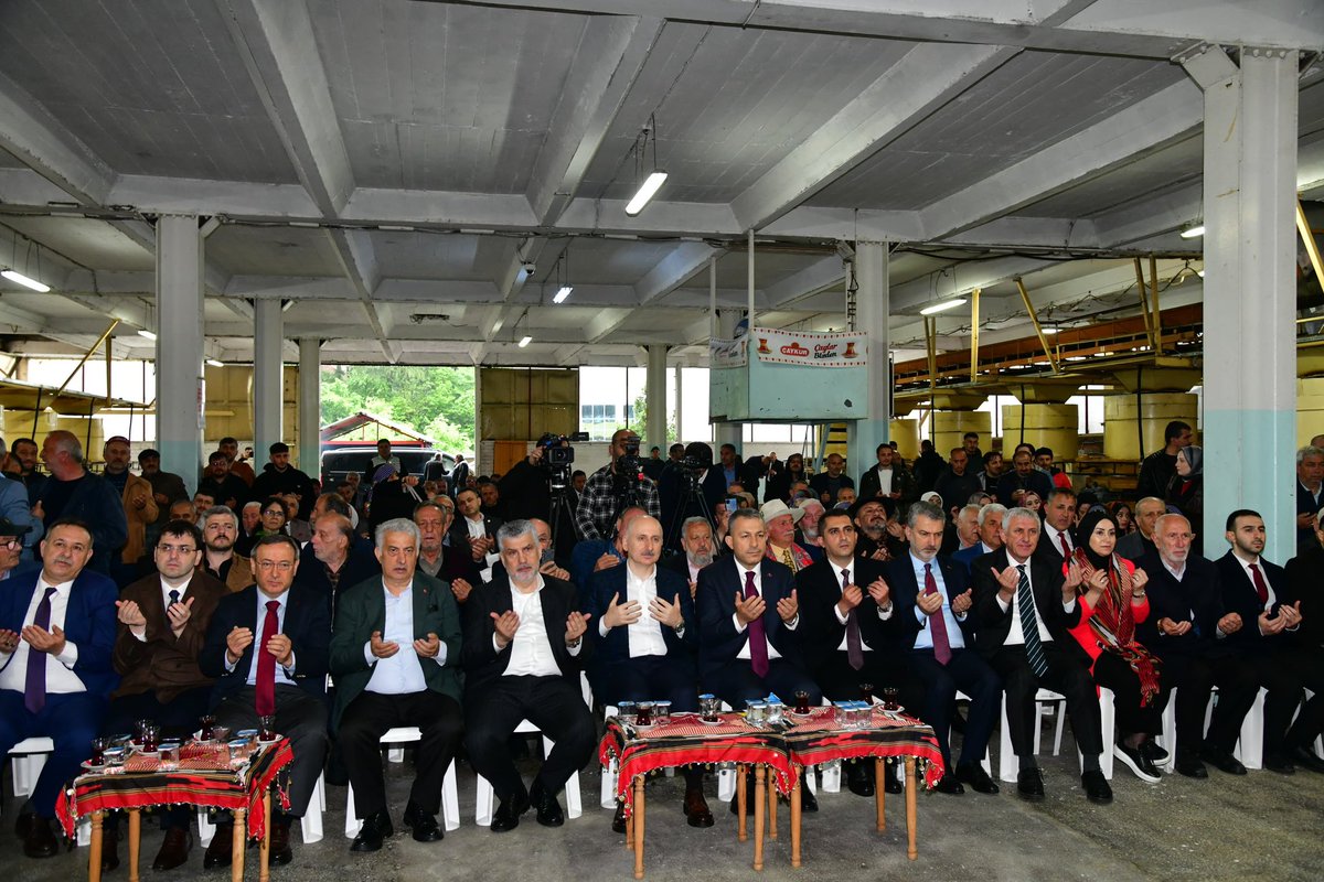 ayfercihan's tweet photo. 🍃 ÇAYKUR Of Fabrikamızda 2026 yaş çay sezonunun açılışını üreticilerimizle birlikte dualar eşliğinde gerçekleştirdik.

Karadeniz kadınının emeği, alın teri ve fedakârlığıyla yeşeren çayımız; sofralara bereket, ülkemize değer olmaya devam ediyor. Sabahın ilk ışığında tarlaya çıkan, emeğini toprağa işleyen tüm kadınlarımızın gayreti her türlü takdirin üzerindedir. 🌿

Yeni sezonun tüm üreticilerimize hayırlı, bereketli ve bol kazançlı geçmesini diliyor; kazasız belasız bir hasat dönemi temenni ediyorum.
Rabbim ürünümüzü bereketli, yolumuzu açık eylesin. 🍀
