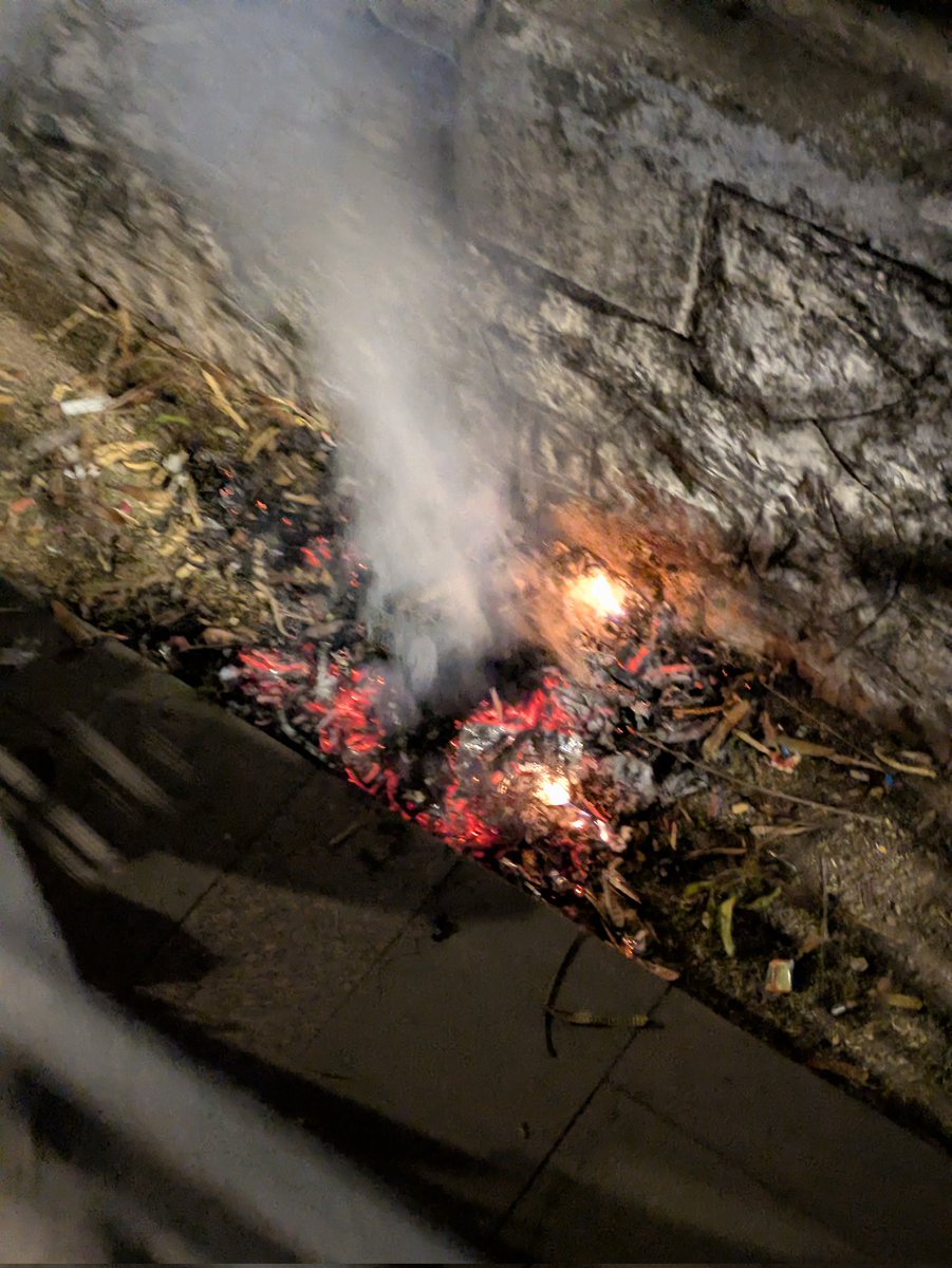 ProblemsInDelhi's tweet photo. Issue- burning of leaves / other material causing a lot of pollution

Location - JNU gate on the ambience side road near foot over bridge.

@CPCB_OFFICIAL @LtGovDelhi

@CMODelhi requesting cognisance https://t.co/0bjj4E51Qq