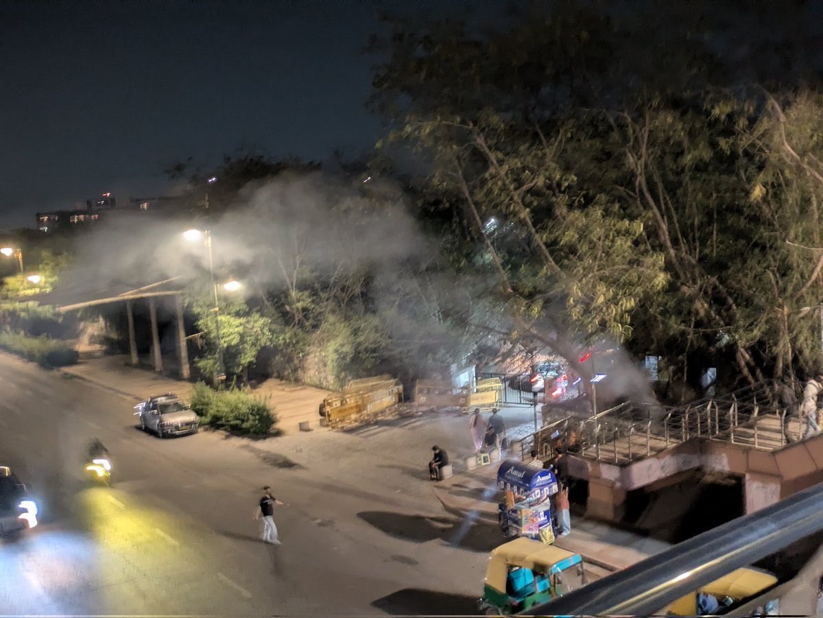 ProblemsInDelhi's tweet photo. Issue- burning of leaves / other material causing a lot of pollution

Location - JNU gate on the ambience side road near foot over bridge.

@CPCB_OFFICIAL @LtGovDelhi

@CMODelhi requesting cognisance https://t.co/0bjj4E51Qq