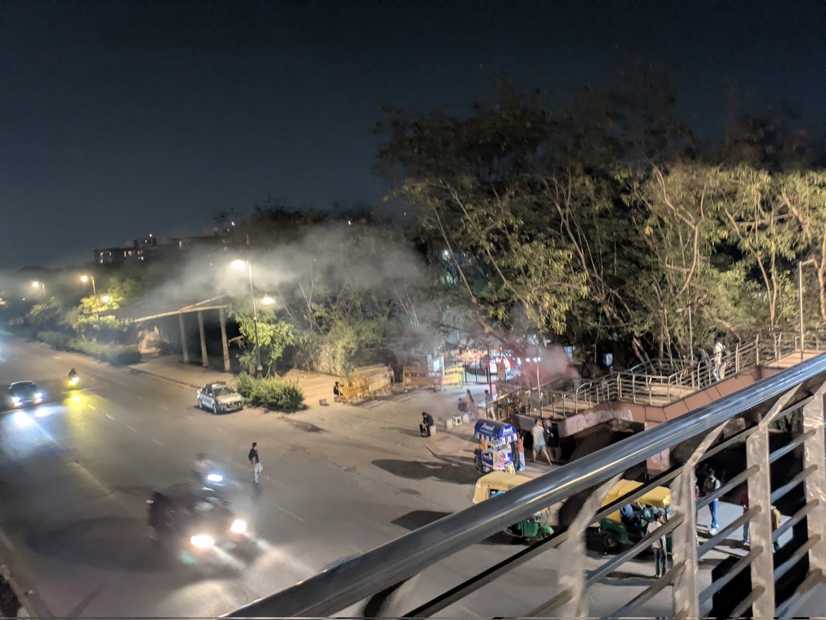 ProblemsInDelhi's tweet photo. Issue- burning of leaves / other material causing a lot of pollution

Location - JNU gate on the ambience side road near foot over bridge.

@CPCB_OFFICIAL @LtGovDelhi

@CMODelhi requesting cognisance https://t.co/0bjj4E51Qq
