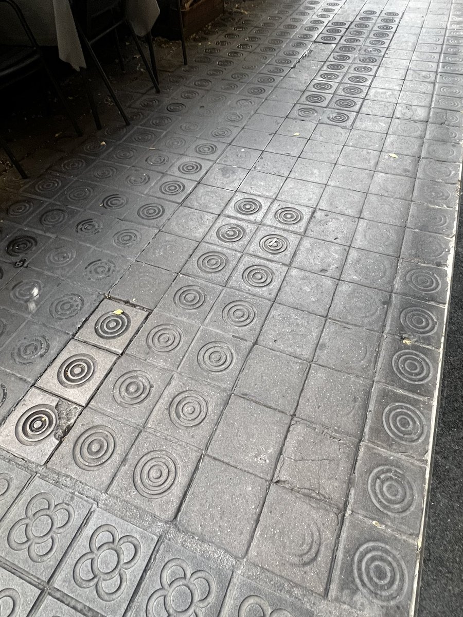 Bcnsingular's tweet photo. ‘Ensaïmades’ a la travessera de Gràcia! Cada cop que me’n trobo, m’alegren el dia (núm.45 #StGervasiGalvany) #panots https://t.co/iz67q0ZLjo
