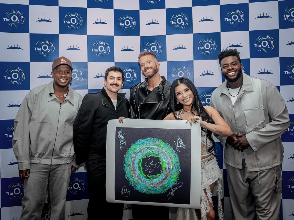 PTXofficial's tweet photo. Before headlining The O2 in London, we teamed up with @Soundwaves_Art on a limited-edition collection of prints created from the sound waves of our “Daft Punk” medley!

Each piece was hand-signed by all five of us, with profits supporting @MakeAWish. 

There's only a few signed pieces available: https://t.co/SVcsB8NBXR