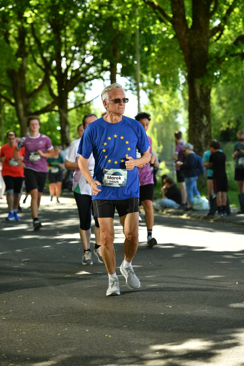 PLinSwitzerland's tweet photo. 🏃♂️🏃♀️Ambasada RP w Bernie aktywnie obchodzi Dzień Europy! 🇪🇺
#Running4Europe
#EuropeDay https://t.co/rElv2URaZ1
