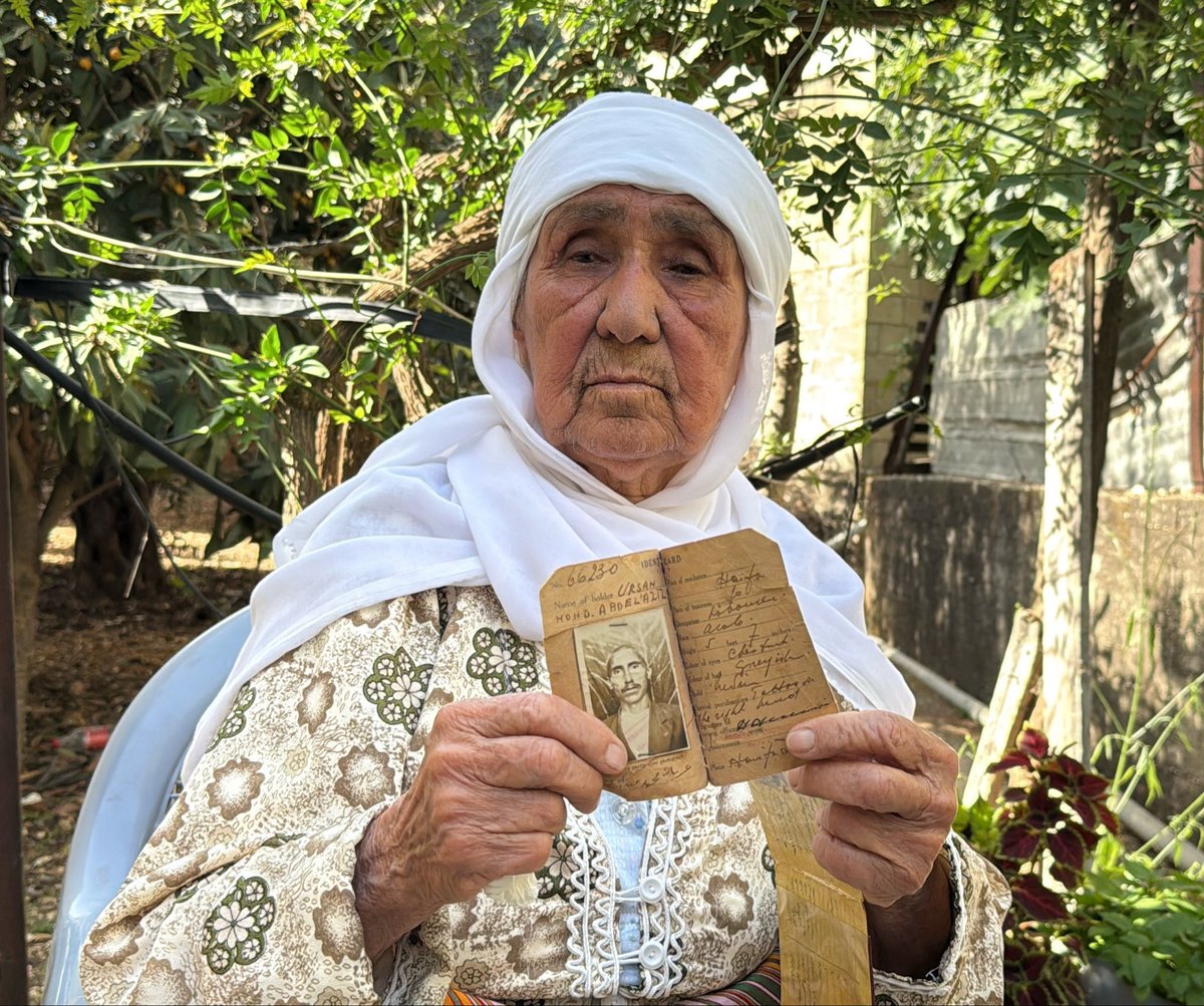 ShazaAbed's tweet photo. "انكسرت قلوبنا واحنا صغار".. الحاجة لطفية عرسان نزال من مواليد قرية السنديانة قضاء حيفا كانت طفلة تبلغ من العمر 6 أعوام عندما هُجرت عام 1948.. تعيش اليوم في بلدة قباطية ولا زالت تتذكر تفاصيل قريتها وبيتها وشجرة التين التي  كانت تلعب تحتها وهي صغيرة.. بعد 78 سنة لا زالت تحتفظ بأوراق تثبت حقها وحق عائلتها بأراضي السنديانة
تصوير: شذا حنايشة