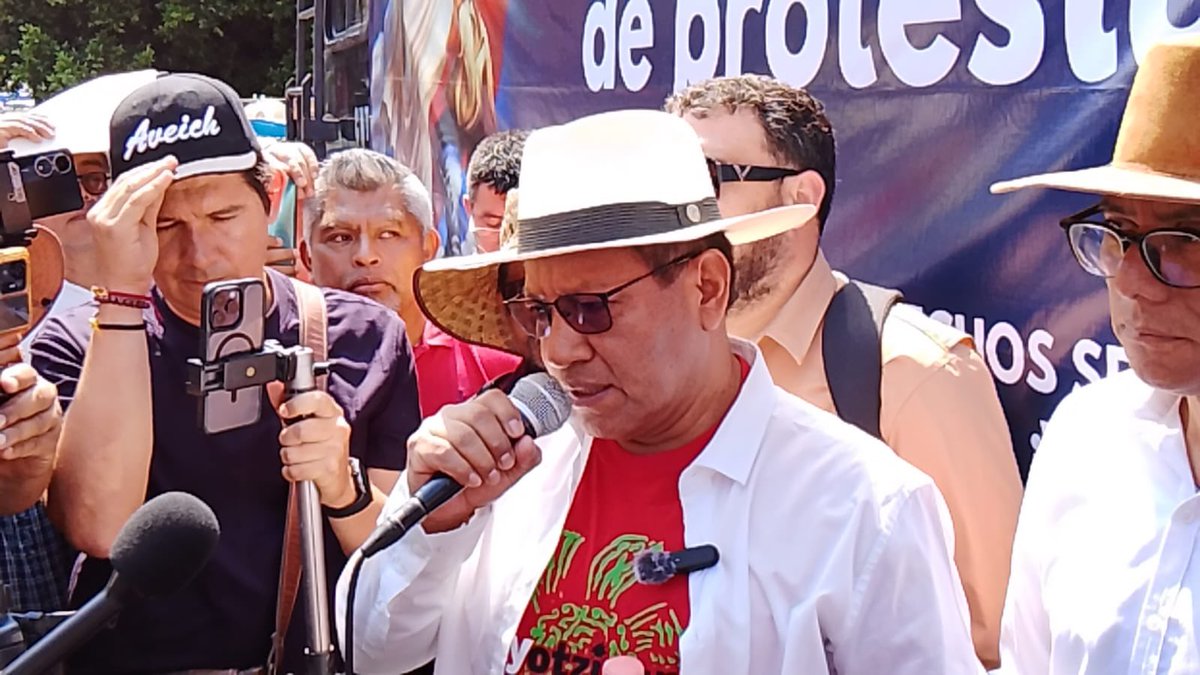 GabyCoutino's tweet photo. En conmemoración del #DíaDelMaestro, el #Magisterio y #Normalistas de #Chiapas marchan en #TuxtlaGutiérrez. El centro de la ciudad, colapsado. La dirigencia estatal de la #CNTE @SnteNacional anuncia acuerdos con el @GobiernoMX y también que la #Huelga nacional anunciada no se cancela