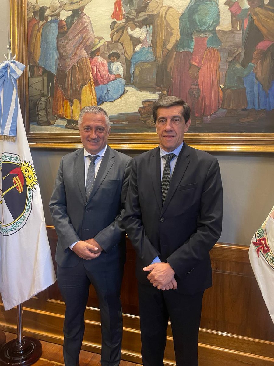 MAVSAOficial's tweet photo. #MAV avanza en su agenda institucional en la provincia de Jujuy

Nuestro presidente, Alberto Curado, realizó una visita institucional a la Casa de Gobierno de la provincia de Jujuy donde fue recibido por el gobernador Carlos Alberto Sadir, junto a autoridades provinciales y representantes de organismos vinculados al financiamiento, la producción y el desarrollo económico.

En encuentro se llevó a cabo en la ciudad de San Salvador de Jujuy, en el marco de una agenda orientada a fortalecer los vínculos con autoridades provinciales y promover herramientas de financiamiento que acompañen el desarrollo productivo local.

Participaron de la reunión el ministro de Hacienda, Eduardo Federico Cardozo; el secretario de Comercio e Industria, Diego Suárez; el presidente de JEMSE, Ivacevich Lello Exequiel; la presidenta de FOGAJUY, Noelia Portales; integrante del Directorio de FOGAJUY, Esteban Rodríguez; y el presidente de la Fiduciaria, Gustavo Leyria.

Desde MAV continuamos consolidando nuestra presencia federal, promoviendo la articulación público-privada y acercando el Mercado de Capitales a empresas, PyMEs y sectores productivos de todo el país, con el objetivo de ampliar el acceso al financiamiento y acompañar el desarrollo de las economías regionales.