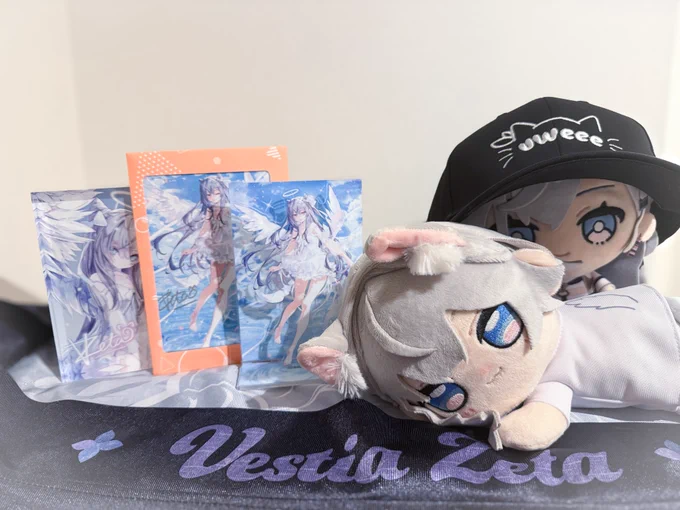 ゼタちゃんの誕生日グッズ届いたฅ^•ω•^ฅ 天使も猫も可愛い_(ˆ. ̫ . ˆ_) アクスタはアクリルブロックと並べて飾る日を夢見てました uweee帽子と羽織もずっと待ち遠しかったので届いて嬉しい #VestiaZeta