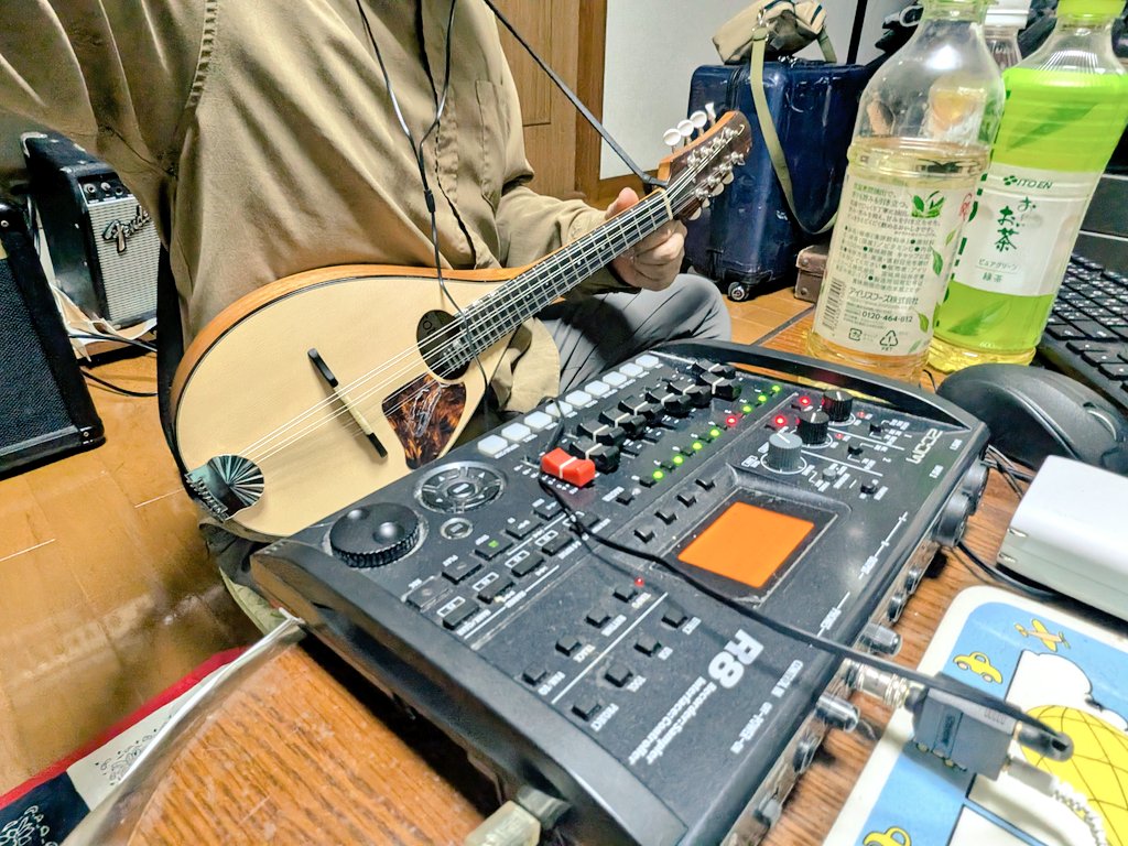 HiranoYukinori's tweet photo. 今日はMASA-YUKIのレコーディングでした。
テーマは「シンフォニー」と「ペット・サウンズ」✨
まさき宅のミーナちゃんも参加して、ある意味とても“Pet Sounds”な現場でした🐶
#MASAYUKI #ギター #マンドリン https://t.co/o11Rt4zXju