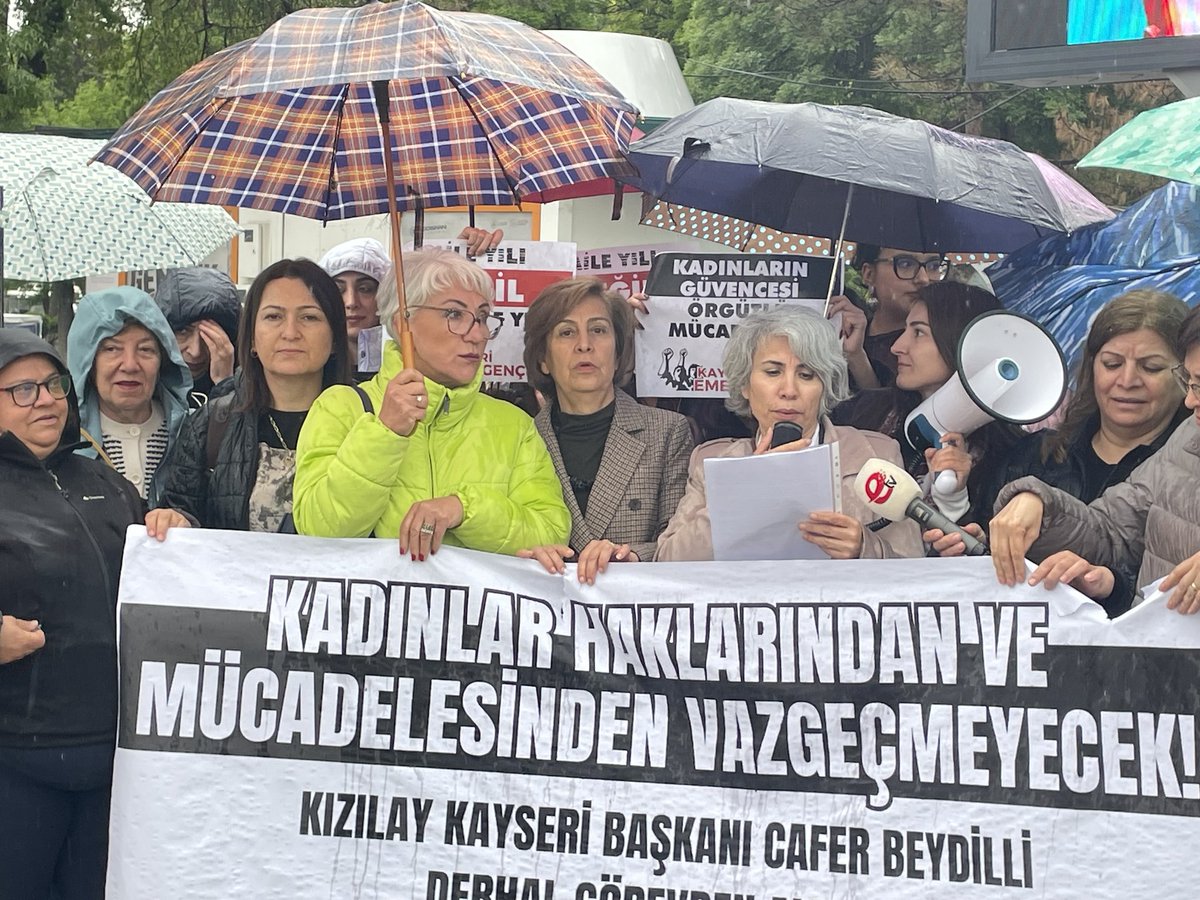 KayseriEmep's tweet photo. Kayseri Kadın Platformu'nun Kızılay Kayseri Başkanı Cafer Beydilli'nin kadınlara yönelik düşmanca söylemleri ve paylaşımlarına karşı gerçekleştirdiği basın açıklamasına katılım sağladık. https://t.co/krYCcg3x2l