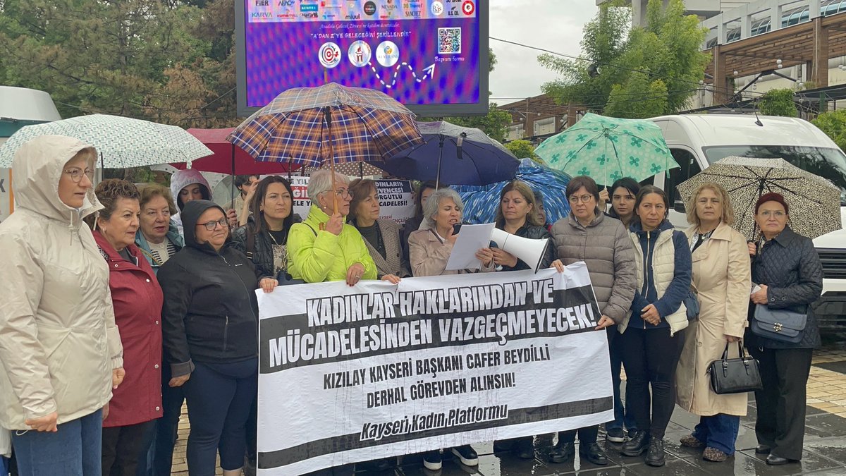 KayseriEmep's tweet photo. Kayseri Kadın Platformu'nun Kızılay Kayseri Başkanı Cafer Beydilli'nin kadınlara yönelik düşmanca söylemleri ve paylaşımlarına karşı gerçekleştirdiği basın açıklamasına katılım sağladık. https://t.co/krYCcg3x2l