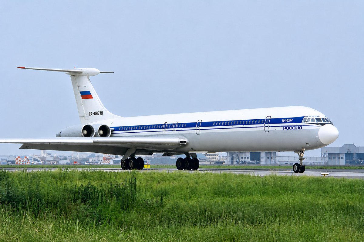 9VSSJ's tweet photo. この塗装の IL-62が最高！ https://t.co/Y8yQeF5qBr
