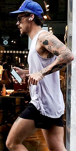 WhyLarryIsReal tweet media