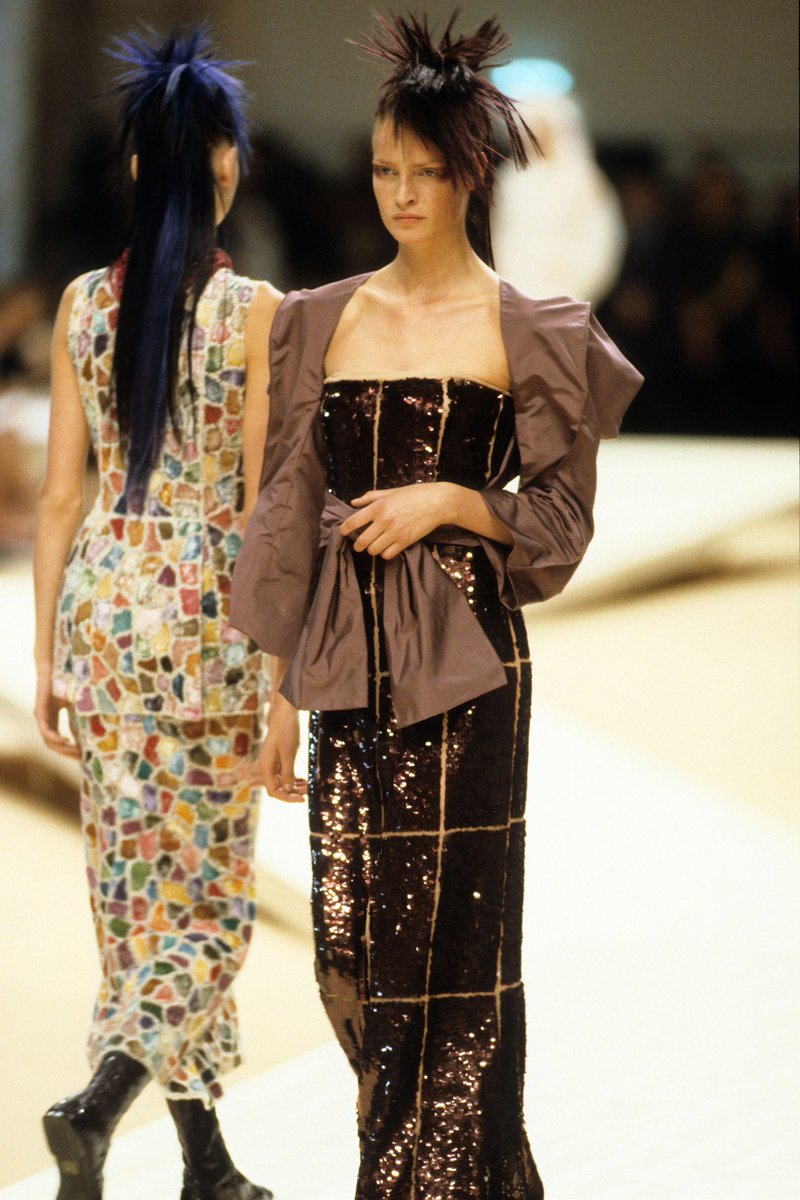 barnhillls's tweet photo. chanel fall 1999 couture https://t.co/JeUimKRI4S